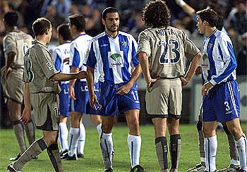 Salva se encara con Motta tras una jugada.