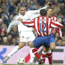 Ronaldo intenta disparar ante la oposición de Sergi y Simeone.