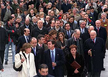 Arzalluz y otros dirigentes nacionalistas acompañan a Atutxa a declarar ante el tribunal.