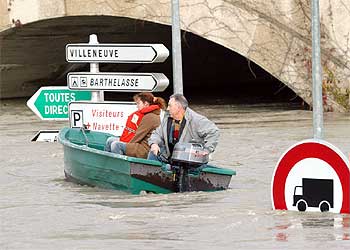 Residentes de Aviñón recorren en una barca una calle de la ciudad francesa, anegada por las aguas.