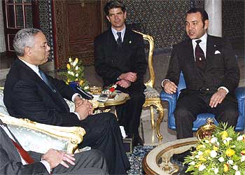 El secretario de Estado de EE UU, Colin Powell, junto al rey de Marruecos, Mohamed VI, ayer en Marraquech.