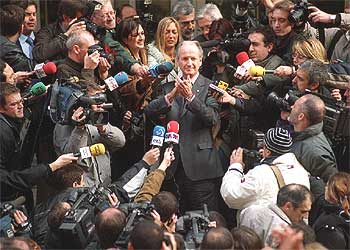 Juan María Atutxa agradece las muestras de apoyo a la salida del Tribunal Superior vasco.