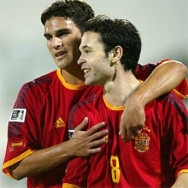 Gavilán felicita a Iniesta tras el gol del azulgrana.