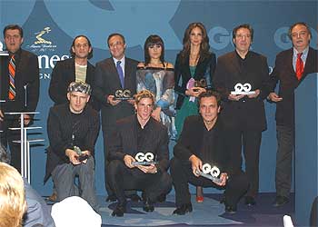 De izquierda a derecha, el Gran Wyoming, presentador de los premios de la revista  GQ,  y los galardonados, de pie, el modista Custo Dalmau, el empresario Florentino Pérez, la cantante Eva Amaral, la modelo Eugenia Silva, el periodista Iñaki Gabilondo y el escritor Enrique Vila-Matas; delante, Juan Aguirre, del dúo Amaral, el futbolista Fernando Torres y el actor José Coronado.