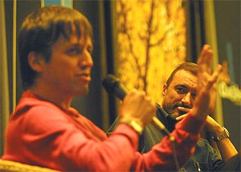 Xavier Velasco y Arturo Pérez-Reverte presentaron  Diablo Guardián  en la feria.