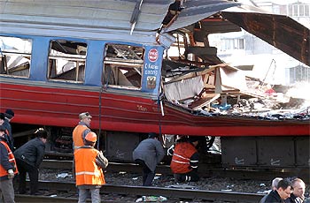 Los servicios de socorro trabajan en el tren contra el que fue perpetrado un atentado suicida ayer en Yesentukí.