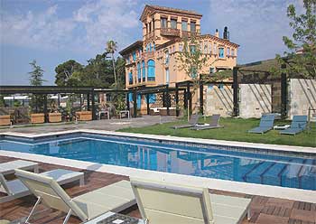 Piscina y jardín del hotel Mas Passamaner, en Tarragona.