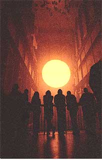 La instalación  The Weather Project,  del artista danés Olafur Eliasson, en la Tate Modern (hasta el 21 de marzo).