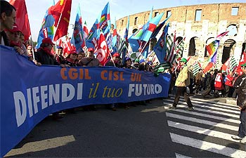 Cabeza de la manifestación contra la reforma de las pensiones celebrada ayer en Roma.