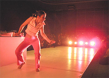 La bailarina catalana Constanza Brnic, en la presentación de Cataluña como invitada especial de 2004.