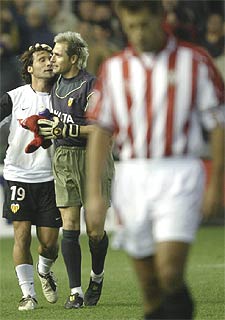 Rufete felicita a Cañizares tras detener éste el penalti a Urzaiz.