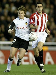 Mista disputa el balón a Prieto.