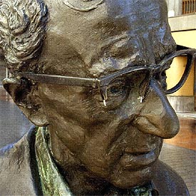 La escultura de Woody Allen en Oviedo, tras la agresión.