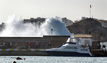 El espigón de Blanes, azotado por un violento oleaje, ayer por la tarde.
