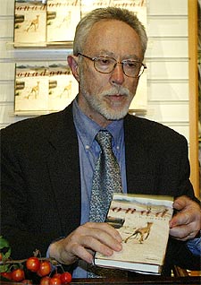 J. M. Coetzee muestra su libro  Desgracia. 
