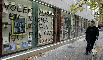 Pintadas 'blaveras' contra la nueva librería de la Universitat de València