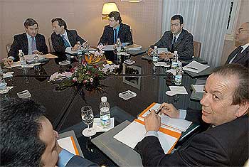 Imagen de la reunión de las delegaciones de Interior de ambos países.