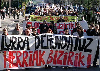 Cabecera de la manifestación en Durango contra la   Y   ferroviaria vasca.