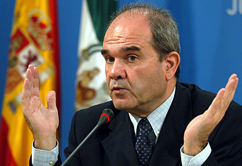 Manuel Chaves, ayer, en la presentación del documento elaborado por el Gobierno andaluz