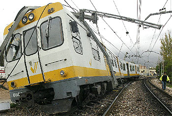 Estado en que quedó el tren, cerca de la estación de Paiporta, tras el descarrilamiento.