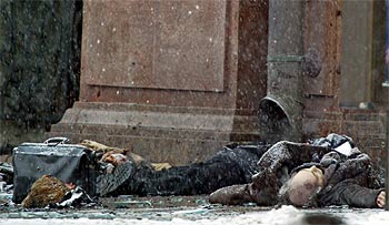 Los cuerpos de algunas víctimas yacen en el lugar del atentado de ayer en Moscú.