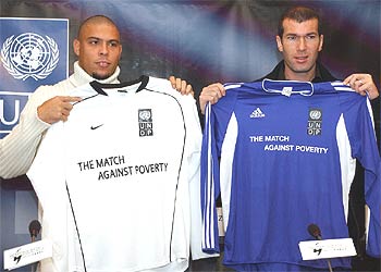 Ronaldo y Zidane muestran las camisetas que llevarán los equipos que participarán en el Partido Contra la Pobreza.