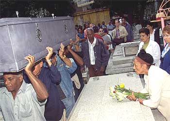 La vieja guardia de la música cubana acudió al entierro del pianista  Rubén González. A la derecha, Omara Portuondo.