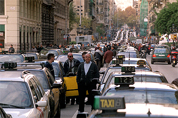 Los taxis colapsaron ayer la Via Laietana.
