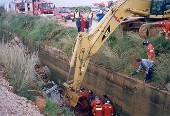 Una hormigonera cae en la Acequia Real del Júcar