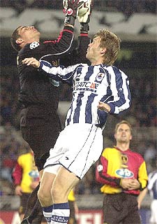 Mondragón atrapa la pelota ante Kvarme.