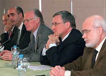 De izquierda a derecha, García Herrera, Balaguer, Sartorius, Arbós y Cámara, durante la lectura del manifiesto.