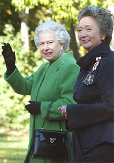 La gobernadora de Canadá, Adrienne Clarkson, junto a la reina Isabel, en una imagen de archivo.