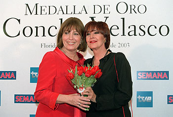 Mercedes Sampietro y Concha Velasco, el martes en la entrega de la medalla de oro de la Academia de Cine.