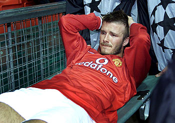 Beckham, retirado en camilla tras la entrada de Duscher el 10 de abril de 2002.