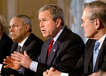 George W. Bush, entre Colin Powell (izquierda) y Donald Rumsfeld, en la Casa Blanca.