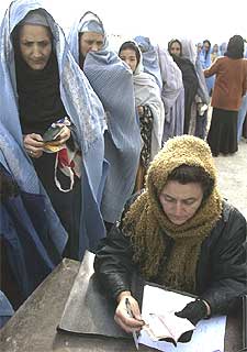 Viudas afganas se registran en una ONG de Kabul para recibir ayudas.