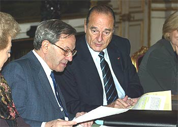 El presidente Chirac (derecha) comenta ayer el informe con Bernard Stasi, presidente del comité de expertos.
