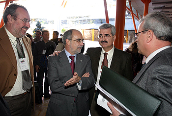 Alfonso Perales y Manuel Jiménez Barrios (en el centro), ayer, en Málaga.