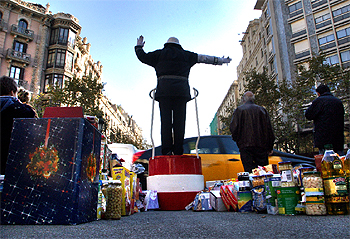 La Guardia Urbana recupera el salacot por una buena causa