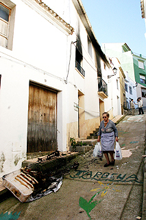 El colchón donde murió la niña, ayer, a la puerta de la casa incendiada en Tàrbena.