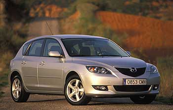 Grande, sólido y deportivo. El nuevo Mazda 3 destaca por su personalidad y aporta una línea con carácter que se refleja en el diseño del frontal y en el nervio que recorre el lateral por debajo de las ventanillas.