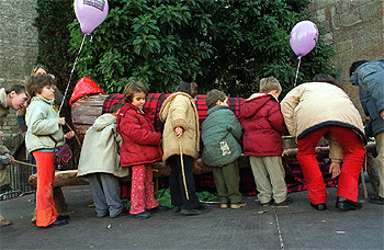 Un grupo de niños, ayer, junto a un 'tió' gigante de Santa Llúcia, en Barcelona.