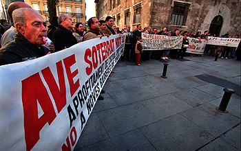 Vecinos de L'Horta Sud se plantaron ayer ante el Palau de la Generalitat para reclamar un trazado soterrado del tren de alta velocidad.