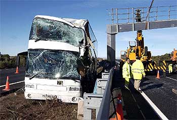 El autobús que chocó ayer contra un panel de señalización en la autopista A-6 en Maello (Ávila).