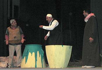 Representación de  La   tinaja,  de Pirandello, en el Teatro Nacional de Irak.