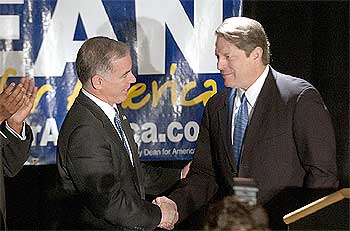 El ex vicepresidente Gore (derecha) estrecha la mano del candidato demócrata a la presidencia de EE UU, Dean.