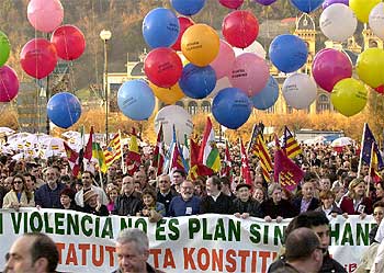 La manifestación contra el  Plan Ibarretxe,  ayer, durante su recorrido  por el centro de San Sebastián.