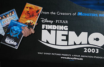 DVD ilegales en Madrid ante el cartel de  Buscando a Nemo .