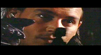 Un instante del DVD ilegal de  El mexicano : poco después de comenzar la película, una mujer que llega tarde a la proyección pasa por delante de la pantalla.