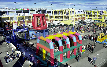 Miles de personas ocuparon ayer las instalaciones del Circuit de Cheste, como recoge la imagen.